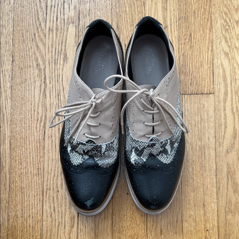 Stylish Black and Tan Women’s Oxford Shoes